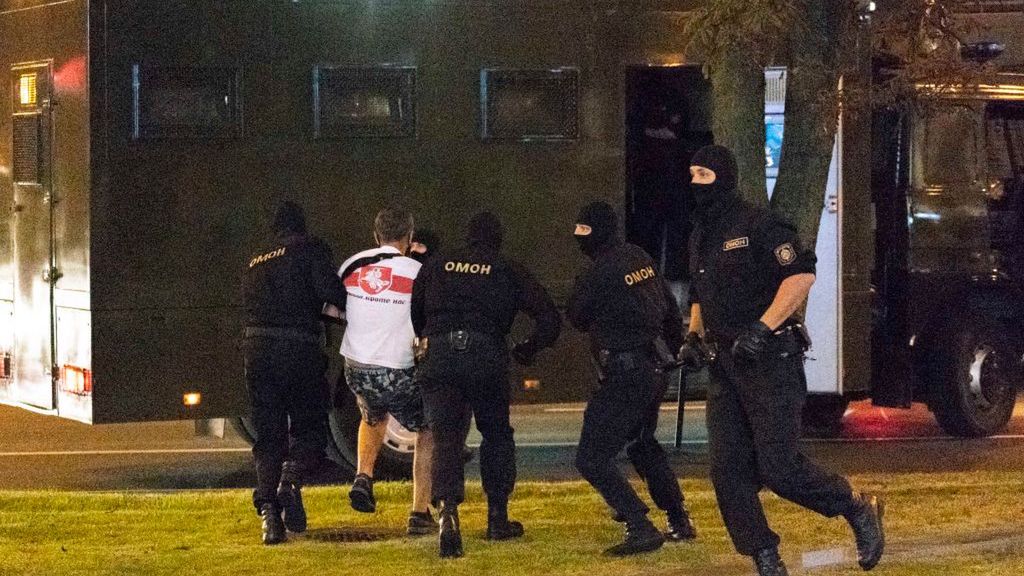Getty Images / Celestino Arce/NurPhoto / Na zdjęciu: białoruska policja aresztuje jednego z protestujących