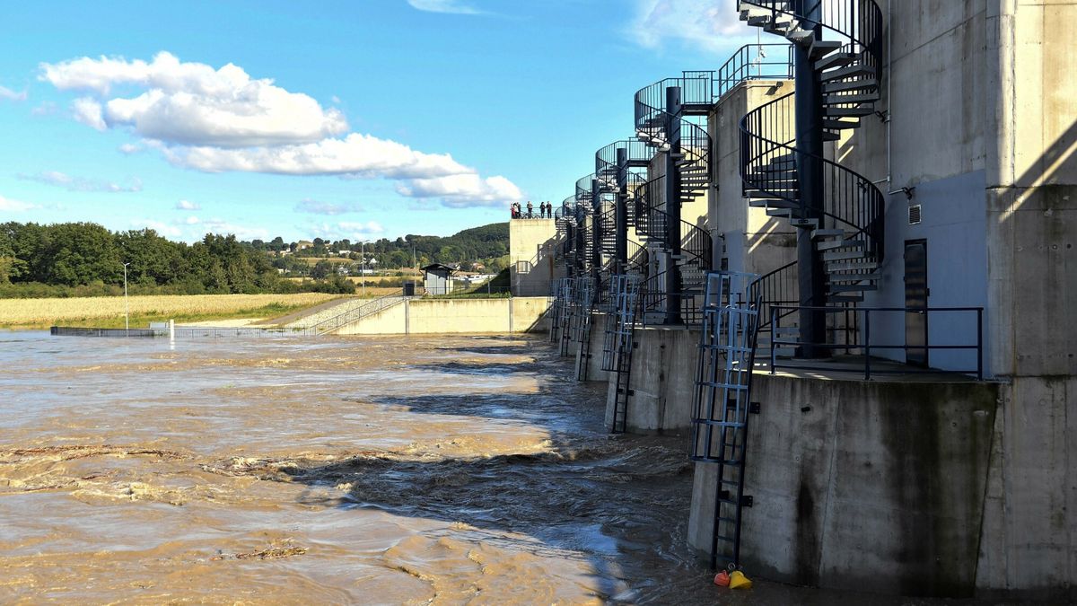 Zbiornik retencyjny Raciborz Dolny przyjmuje fale powodziowa.