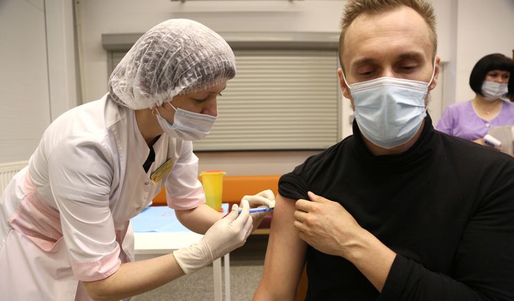 Rosjanie pielgrzymują do UE po szczepionki. Chcą ułatwić sobie życie