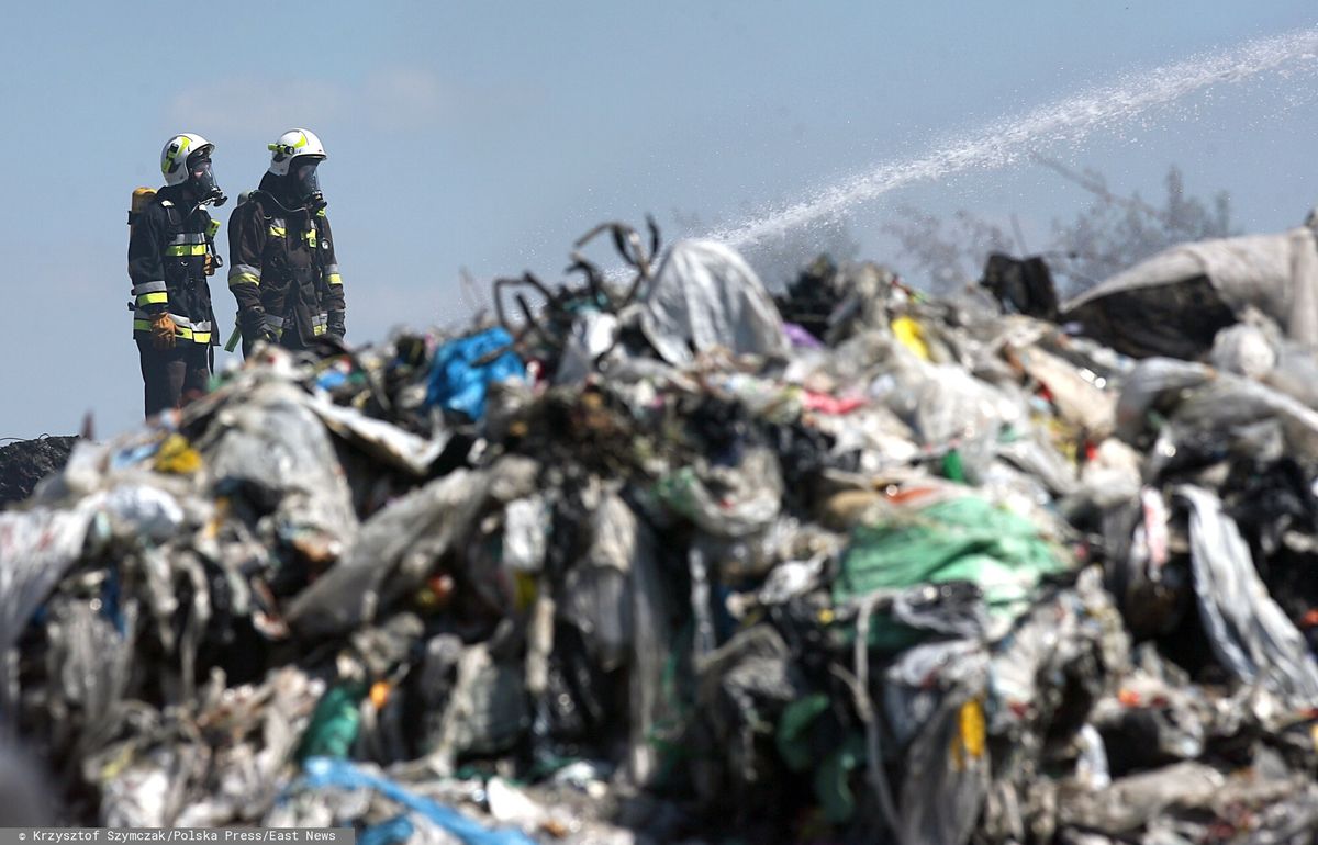 Nad składowiskiem chemicznych śmieci w Zgierzu co jakiś czas unosi się dym