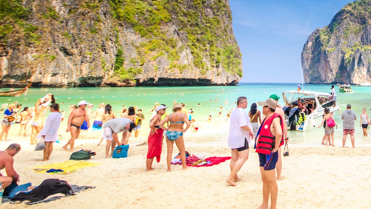 Maya Bay przyciąga tłumy turystów