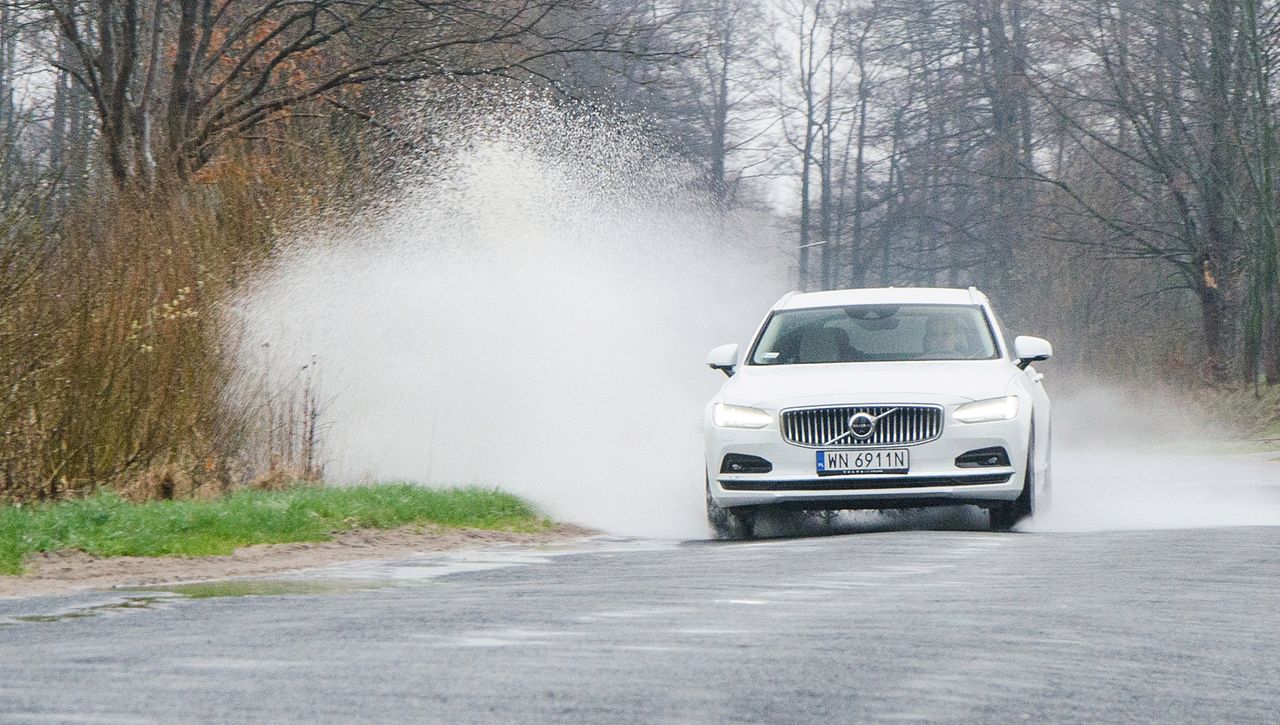 Volvo V90 jest niewzruszone, nawet po "złapaniu" go przez głęboką kałużę.