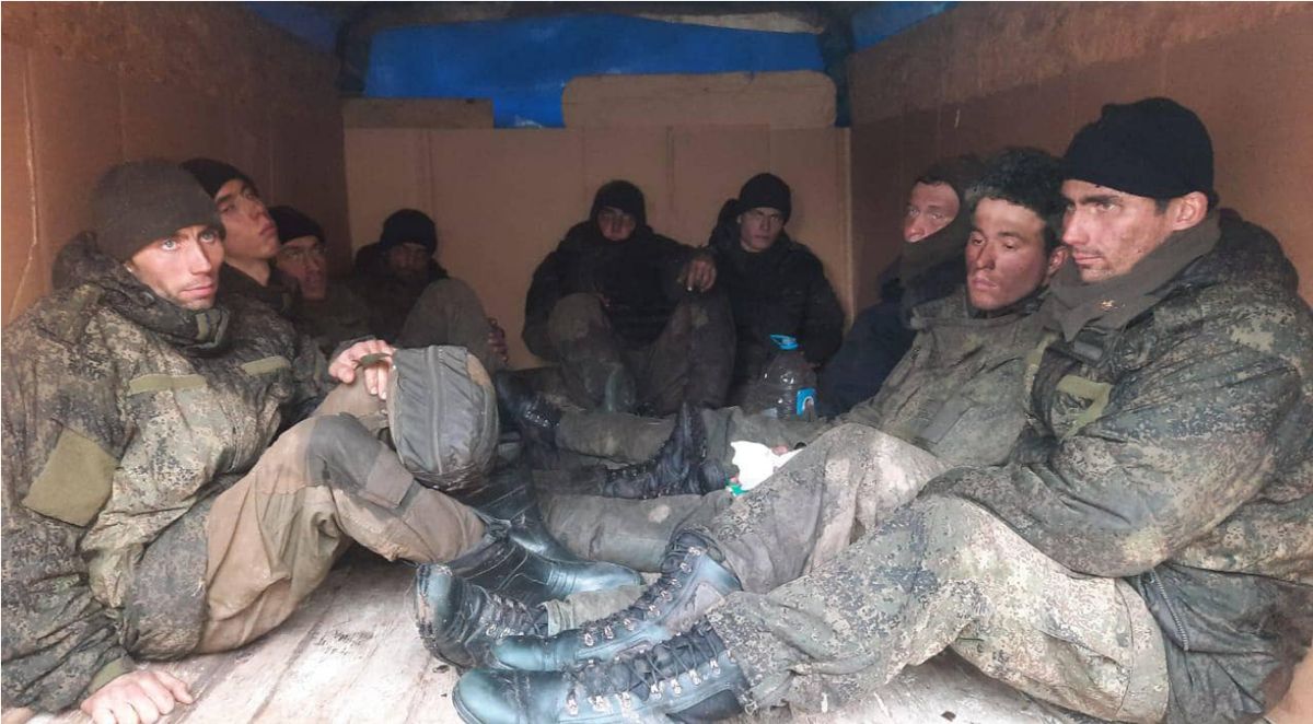 Od kilku tygodni rosyjscy żołnierze coraz częściej sami oddają się w niewolę.