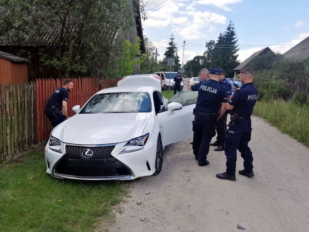 Warszawa. Potrącił policjantkę, funkcjonariusze oddali kilka strzałów. 20-latek został zatrzymany