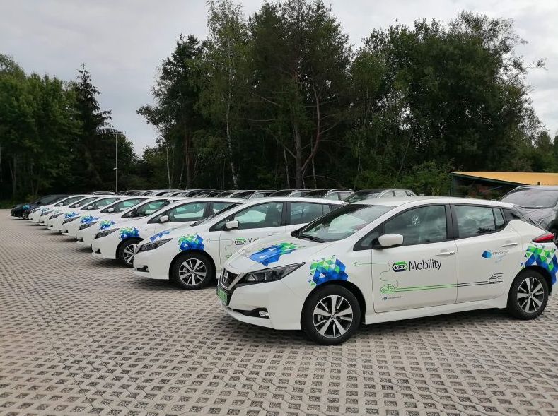 Do dyspozycji podróżnych oddano 10 elektrycznych Nissanów Leaf.