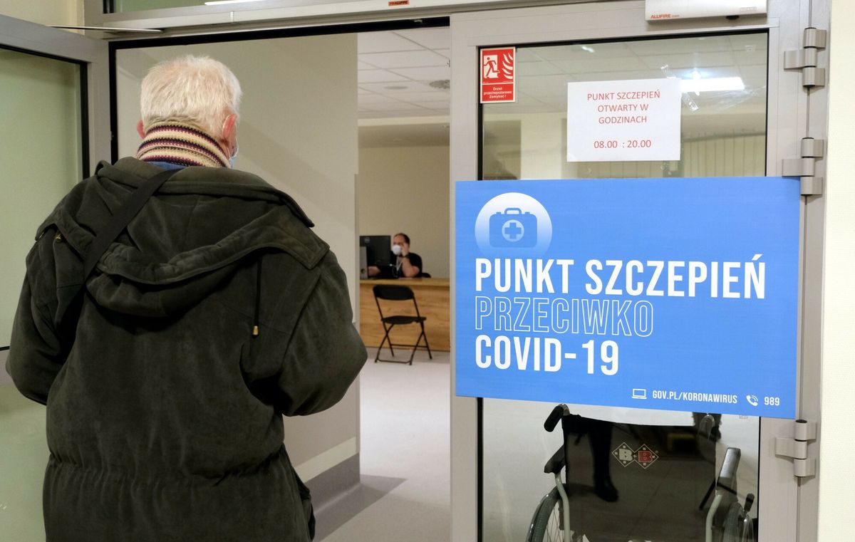 Koronawirus. W Warszawie szczepienia przeciwko COVID-19 przeprowadza salon urody. Na fot. punkt szczepień w Szpitalu Południowym 