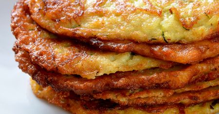 Moja sąsiadka smaży placki ziemniaczane z pieczarkami. Takie smaczne, że poprosiłam o przepis