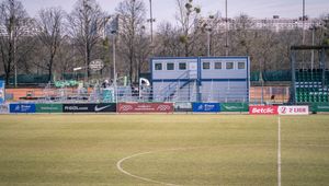Trwa montaż nowej trybuny na stadionie Warty Poznań (foto)