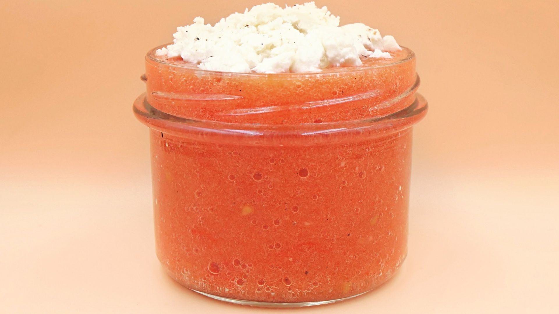 Przekładam gotowe gazpacho do wygodnego naczynia i dodaję ser feta.