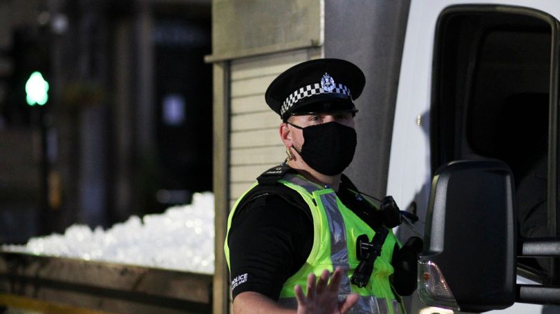 Zdjęcie okładkowe artykułu: Getty Images / Ewan Bootman/NurPhoto / Na zdjęciu: szkocki policjant w czasie pandemii