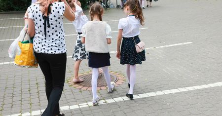 Pieniądze płyną już na konta rodziców. ZUS: potrzebny wniosek