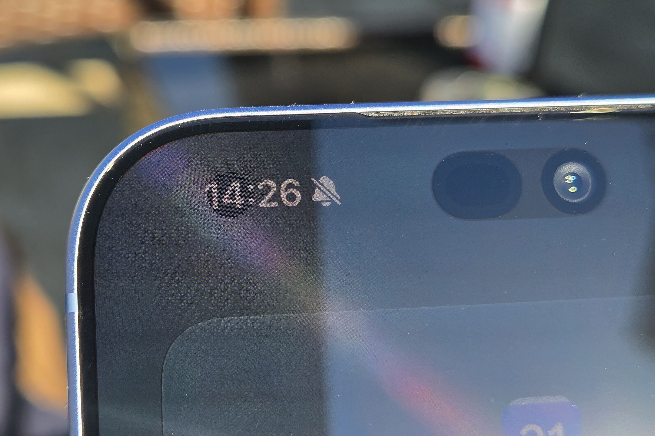 Zarys sensorów Face ID jest widoczny w ostrym świetle