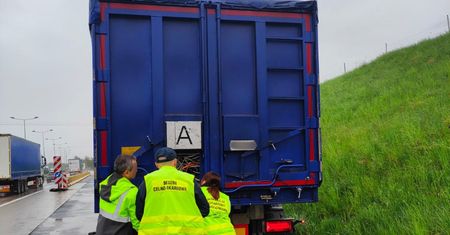 Chcieli wyrzucić w Polsce 22 tony śmieci. Transport zatrzymano