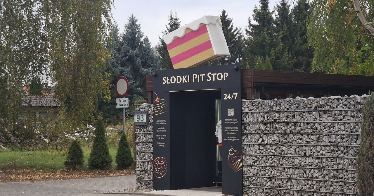 Wrocław: Złodzieje zniszczyli i okradli automat z deserami