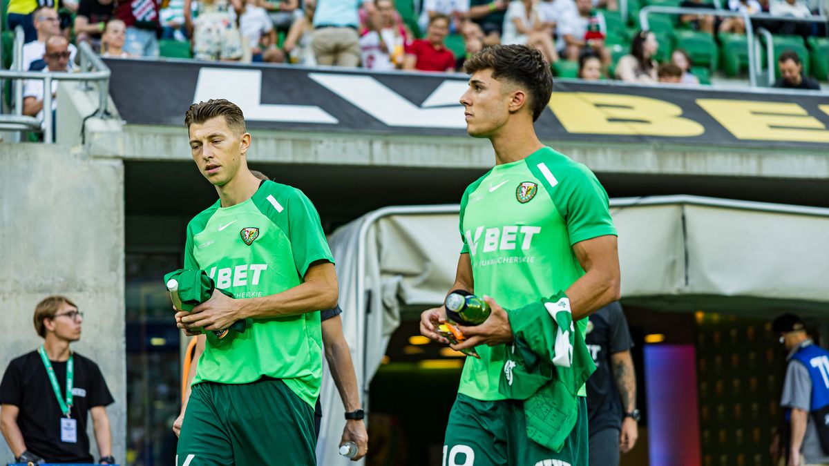 Getty Images / Mateusz Birecki/NurPhoto  / Na zdjęciu: Mateusz Bartolewski (z lewej) nie jest już piłkarzem Śląska Wrocław