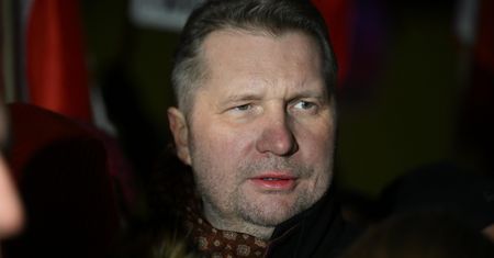 Kpili z angielskiego Czarnka. Odpowiedział w kilku językach
