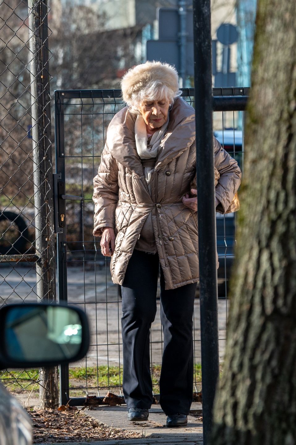 Grażyna Torbicka wręcza mamie kwiaty