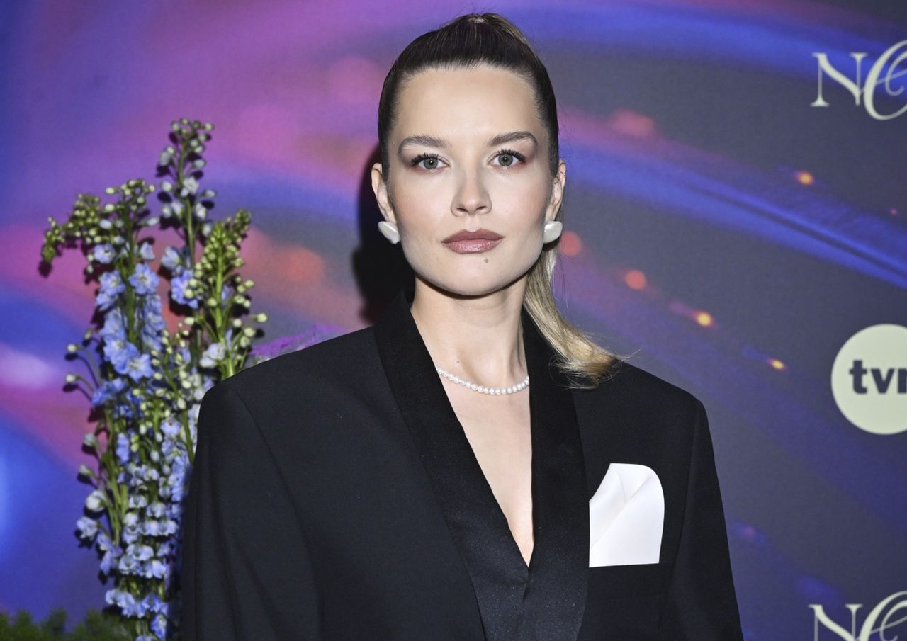 Julia Chatys postawiła na koronkowe rajstopy. To modowy hit tego sezonu