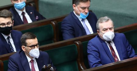 Spór w Zjednoczonej Prawicy. Poszło o nowe godło Polski