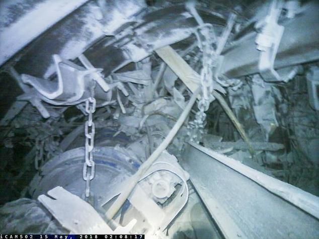 Na zdjęciu: Zawalony chodnik w kopalni Zofiówka. W takich warunkach działają ratownicy. Zdjęcia: JSW
