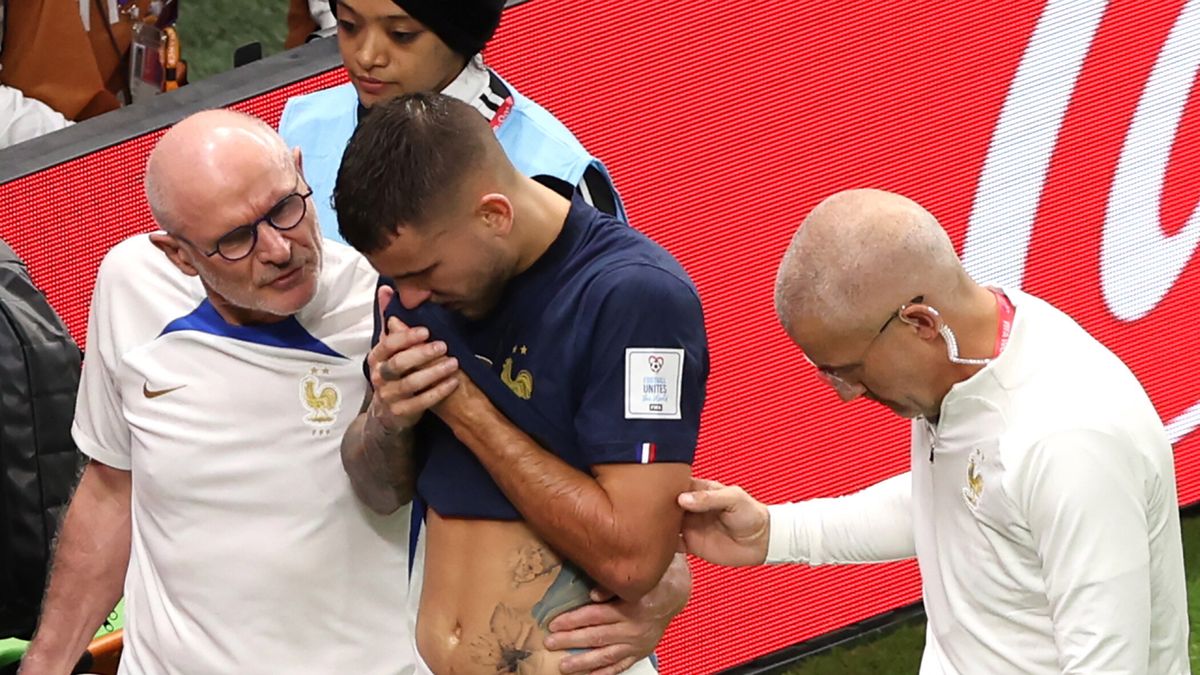 PAP/EPA / Tolga Bozoglu / Na zdjęciu: Lucas Hernandez opuszcza boisko z kontuzją