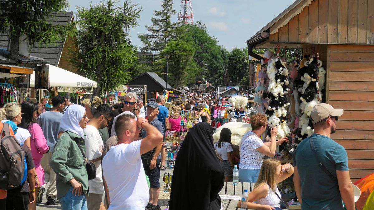Tłumy w Tatrach podczas długiego weekendu. Niektórzy śpią w autach