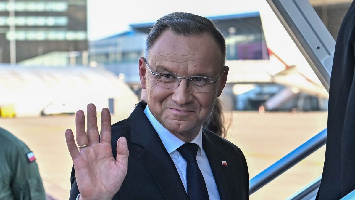 Warszawa, 08.07.2024. Prezydent RP Andrzej Duda na lotnisku w Warszawie przed wylotem do Waszyngtonu, 8 bm. Prezydent RR Andrzej Duda weźmie udział w spotkaniu głów państw i szefów rządów państw NATO. (aldg) PAP/Radek Pietruszka