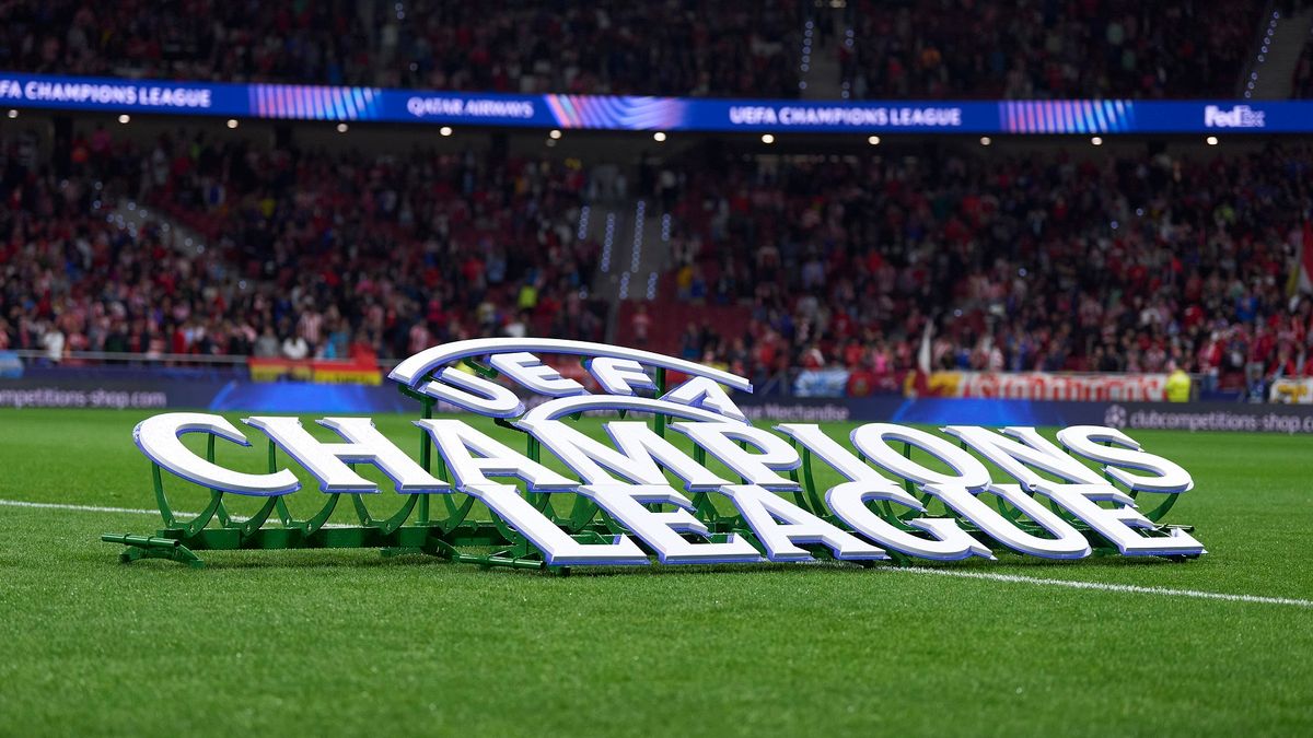 Getty Images / Diego Souto / Na zdjęciu: Logo Ligi Mistrzów na murawie stadionu Atletico Madryt.