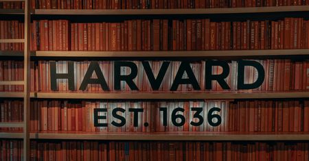 Harvard znosi opłaty dla większości rodzin! Nowa polityka zmienia zasady gry