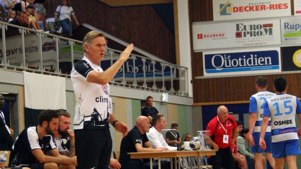 trener Andrzej Gulbicki (na pierwszym planie)