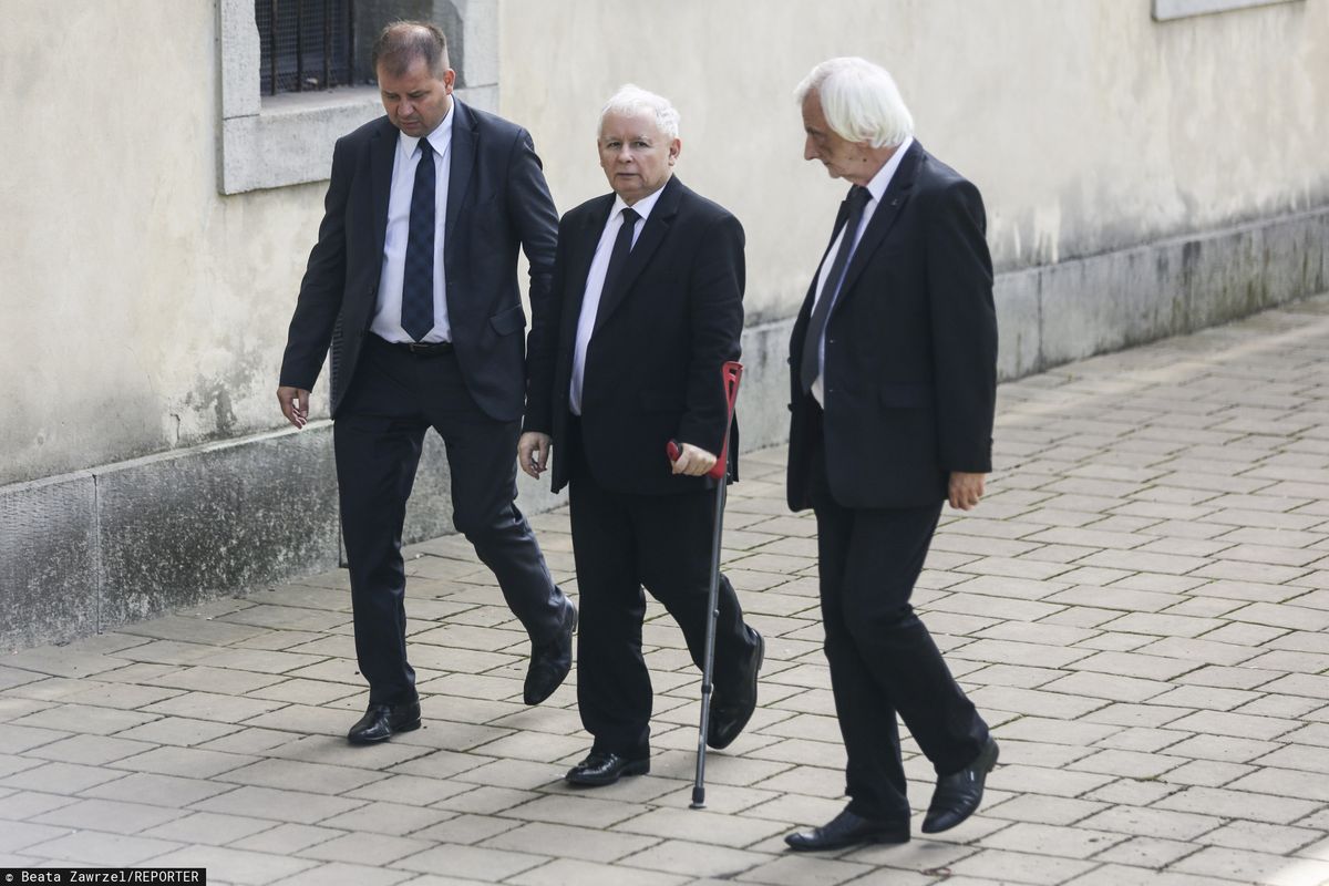 Czy Jarosław Kaczyński skrócił sobie kolejkę do operacji? Jest wyjaśnienie Ministerstwa Zdrowia