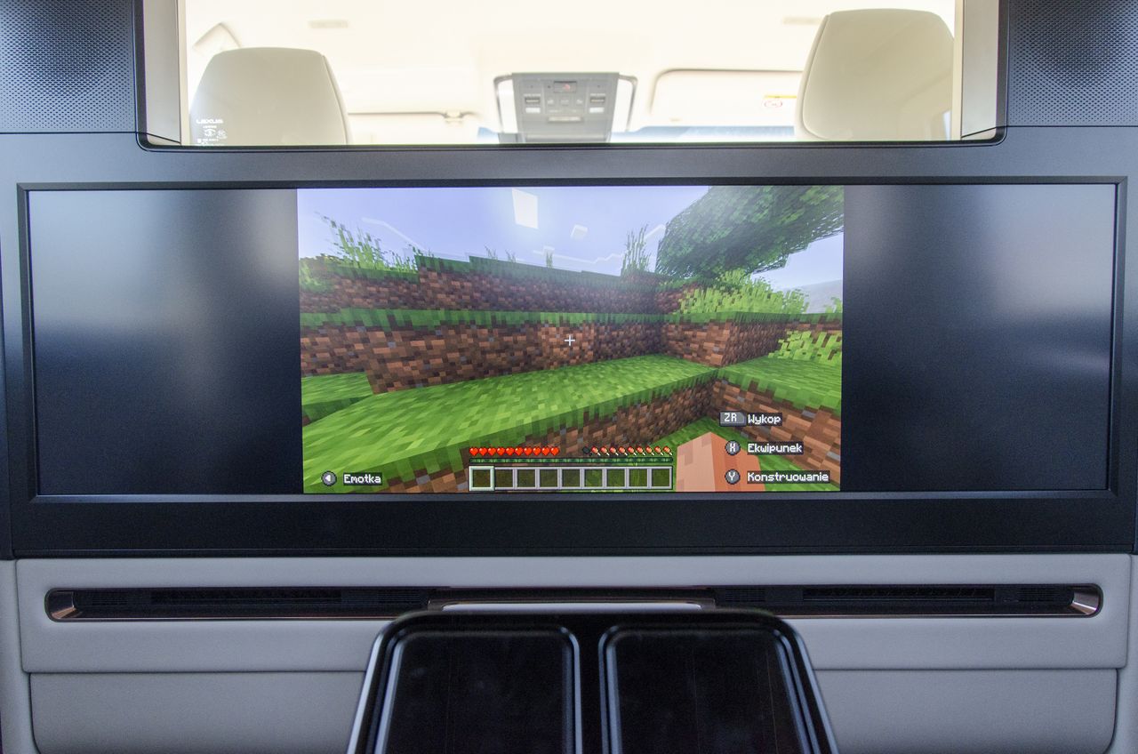 Lexus LM umożliwia granie na konsoli i oglądanie filmów. Ekran da się podzielić na dwa