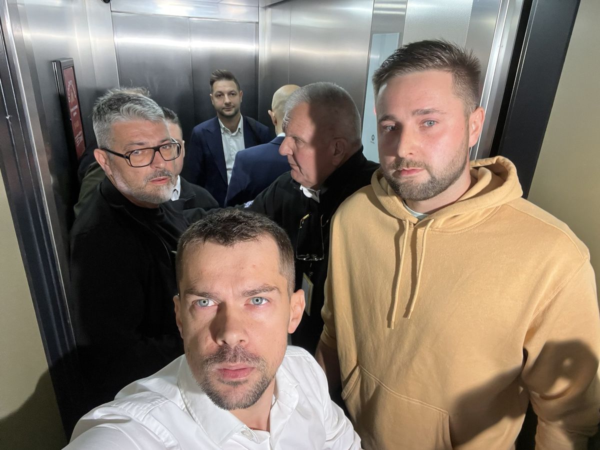 Zamknęli Jakiego w windzie. Interweniowała policja. Jest nagranie