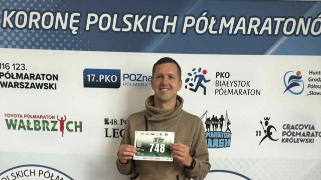 Ten policjant lubi biegać. Dzielnicowy z Puław zdobył Koronę Polskich Półmaratonów 2025 (zdjęcia)