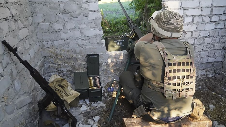Ukrainian serviceman at his position on a front line in Kharkiv area, Ukraine, 09 June 2022. In the past weeks Russia has intensified its operation in the eastern Ukraine region. Russian troops had entered Ukrainian territory on 24 February causing fighting and destruction and a humanitarian crisis. According to the UNHCR, more than 6.9 million refugees have fled Ukraine, and a further 7.7 million people have been displaced internally within Ukraine since. EPA/VASILIY ZHLOBSKY Dostawca: PAP/EPA.