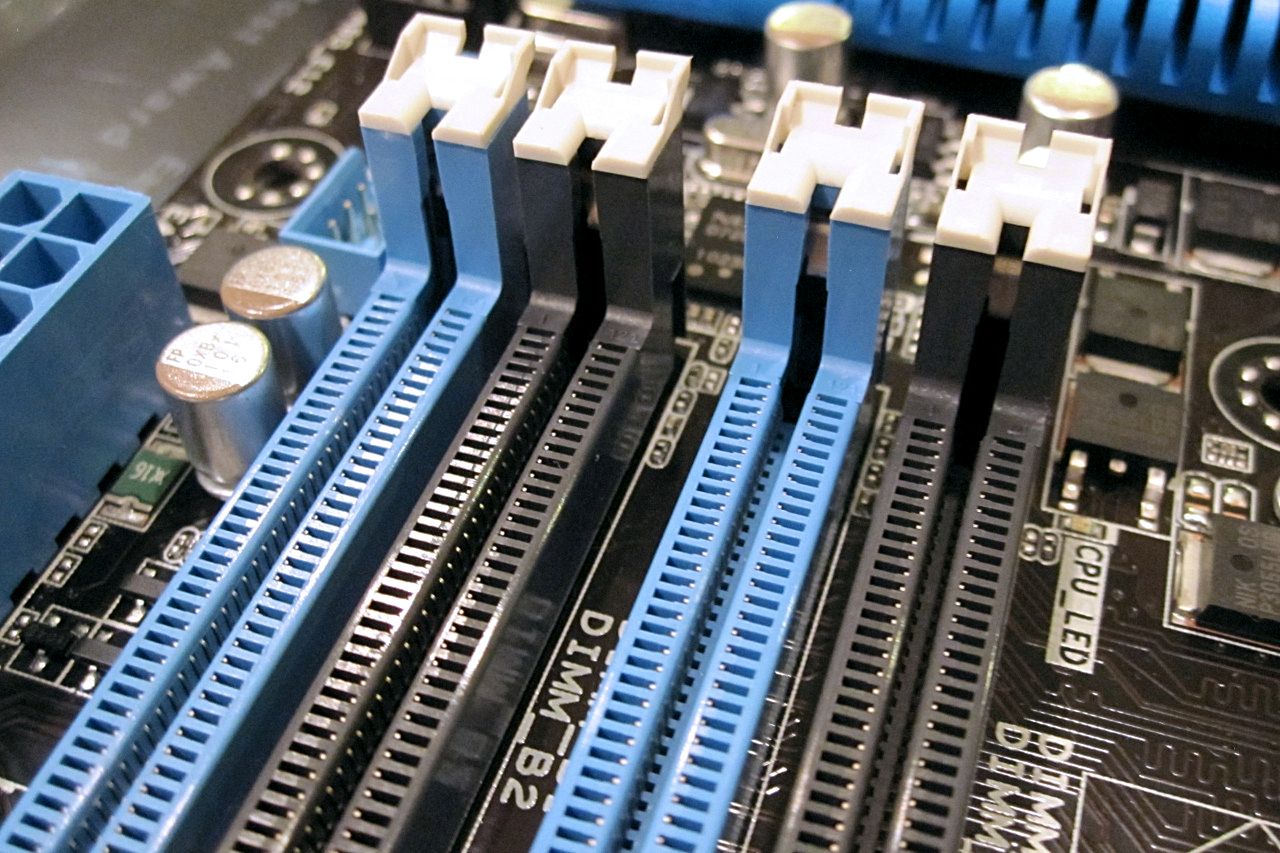 Miało podrożeć, a tylko potaniało. Windows 10 doprowadziło do najniższych w historii cen RAM