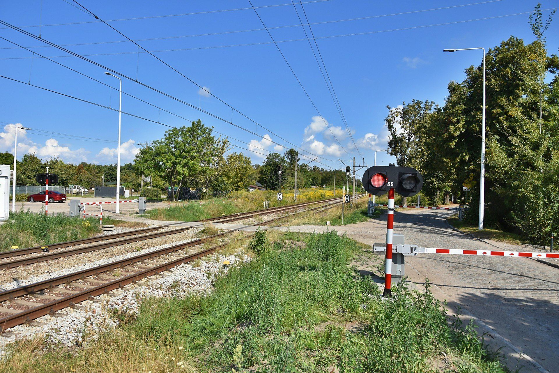 Auta nie przecinają torów, ale szlaban je zatrzymuje