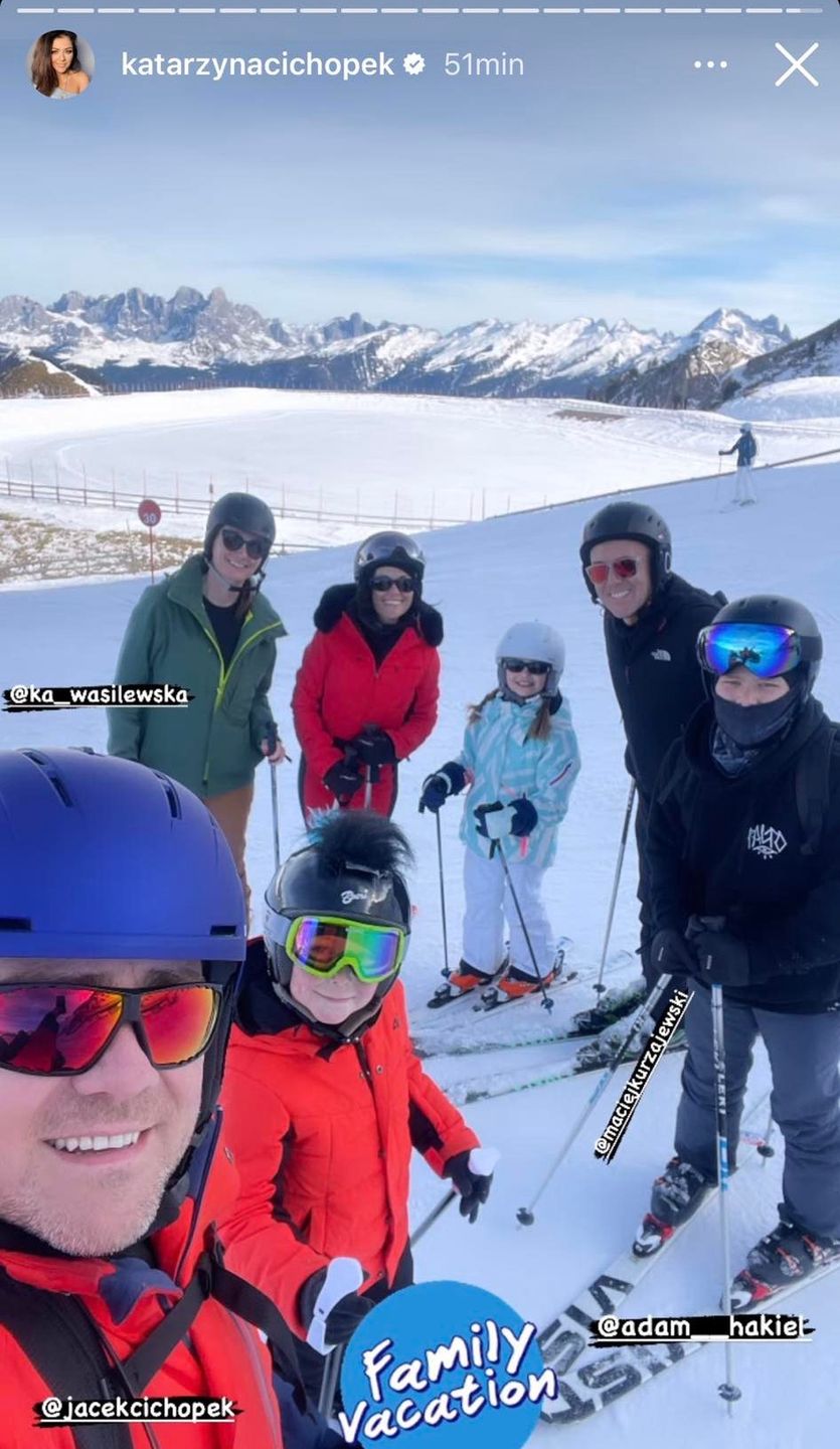 Katarzyna Cichopek i Maciej Kurzajewski z dziećmi na nartach
