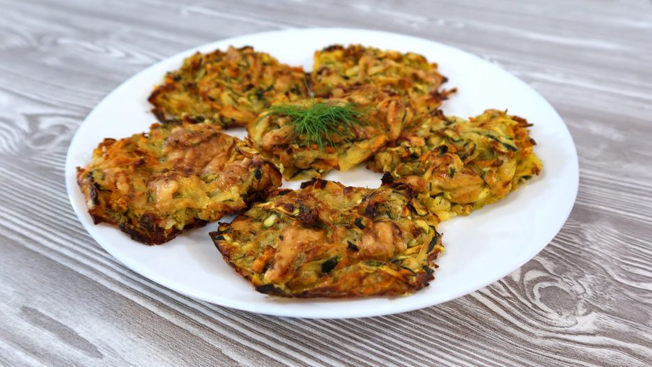 Placki z cukinii i ziemniaków. Fot.: smakowitedania.com