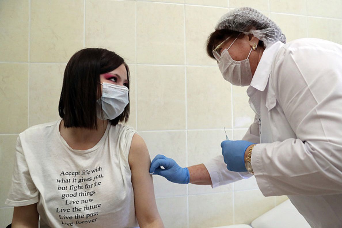 Metaliczny posmak w ustach po szczepieniu przeciw COVID-19. Dlaczego się pojawia?