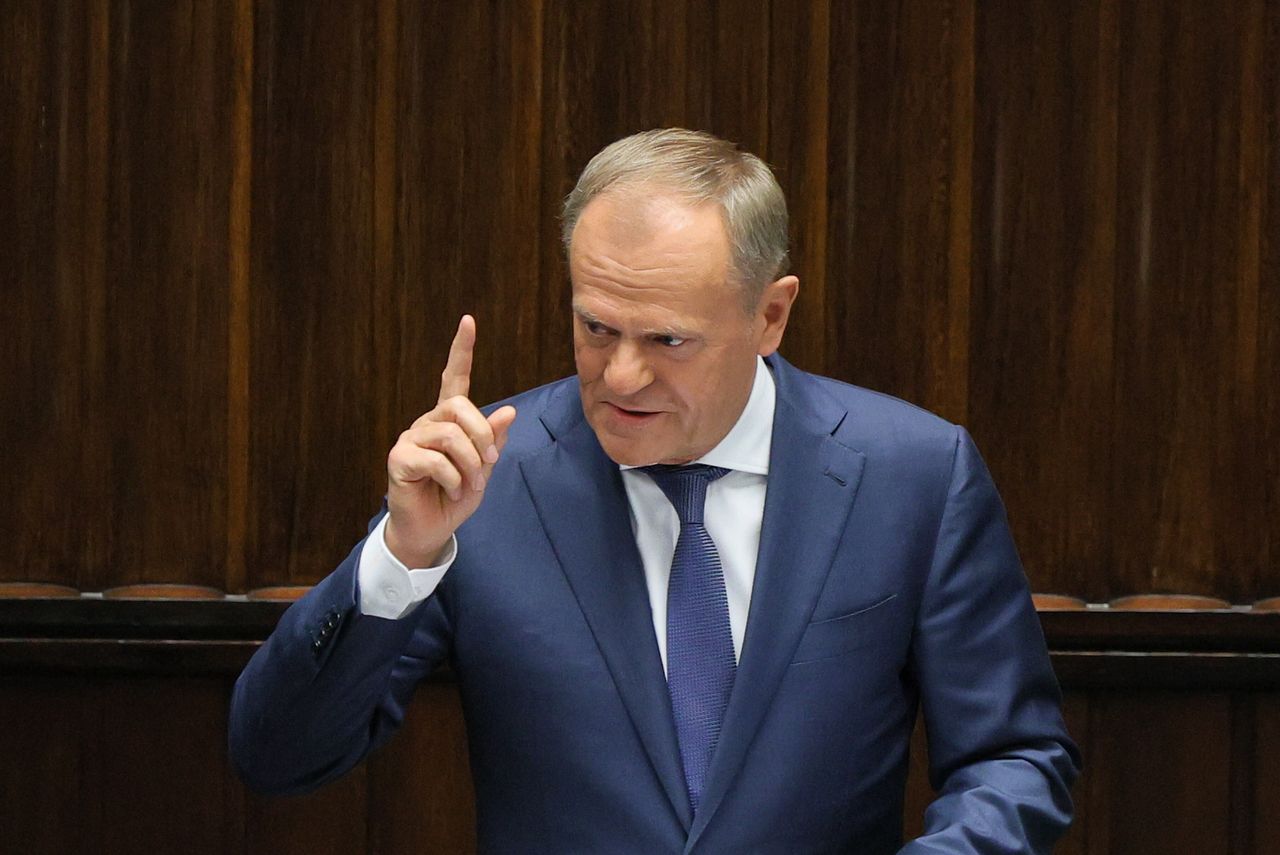 Tusk nie gryzł się w język. "Banda nieuków"