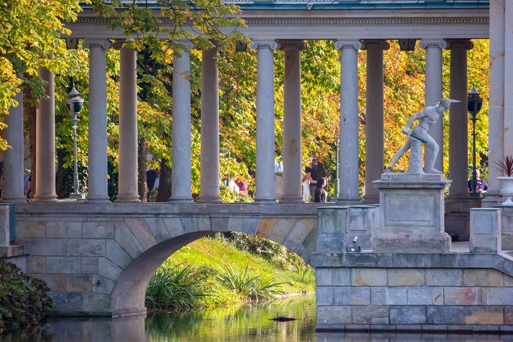 Ludzie w kadrze z architekturą