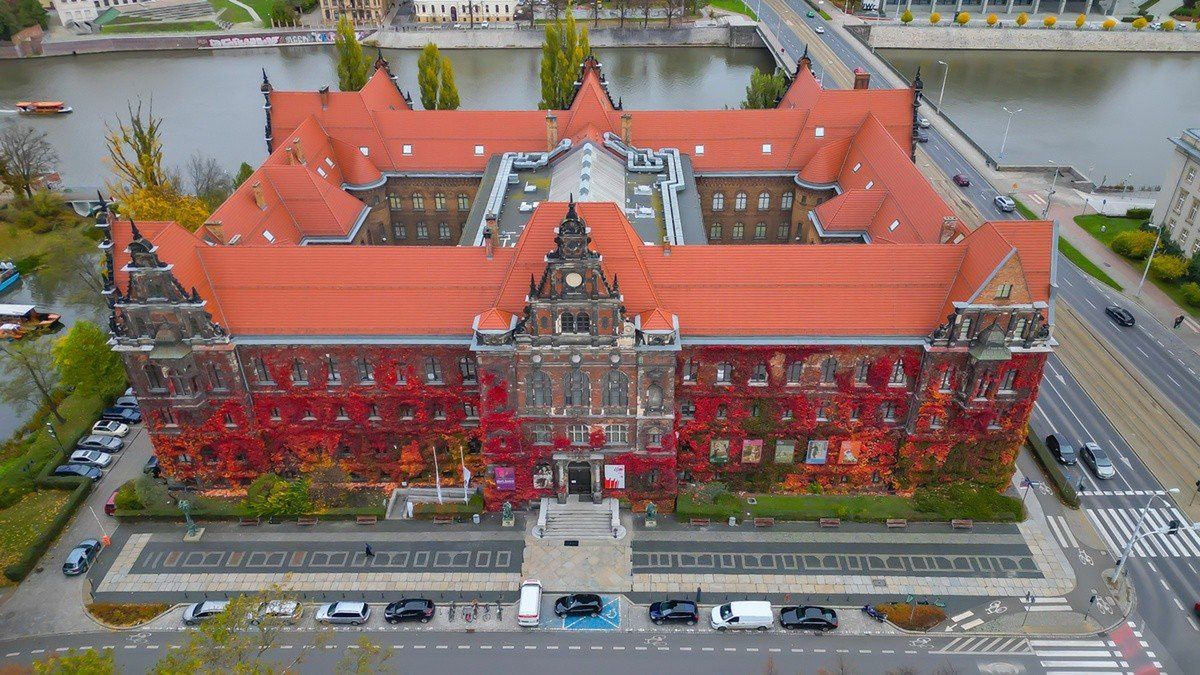 Wrocław: Budynek Muzeum Narodowego jesienią mieni się kolorami. To hit zdjęć na Facebooku i Instagramie