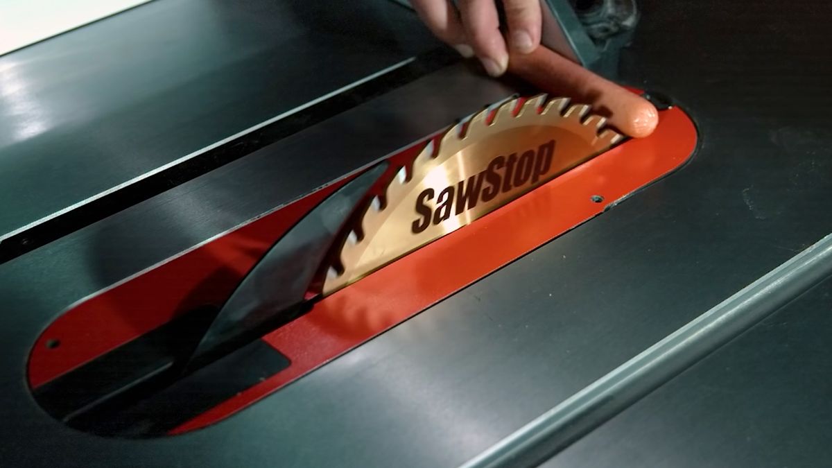 Jak działa mechanizm bezpieczeństwa piły tarczowej? Widać to w ultra zwolnionym tempie 1