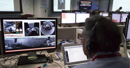 Lądownik Philae osiadł na komecie. Ale ma kłopoty