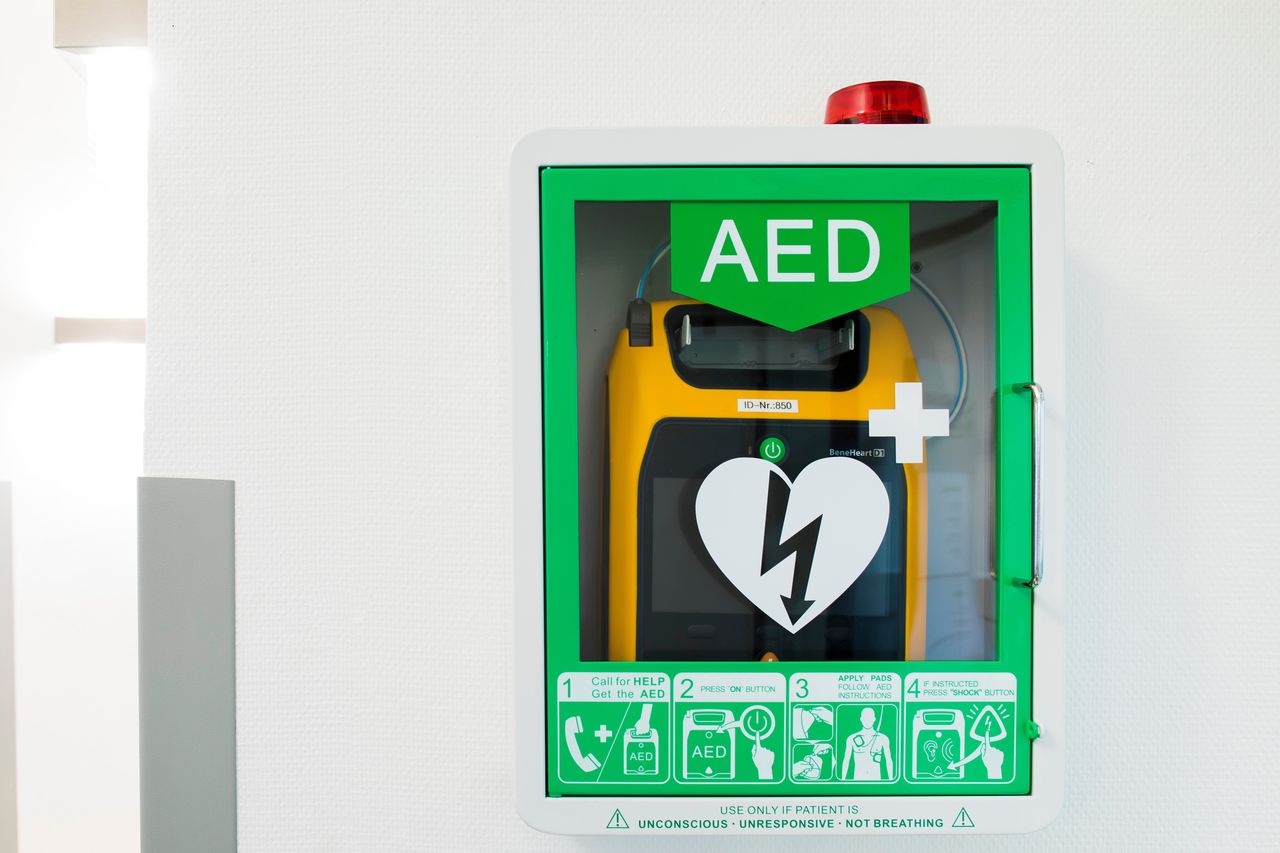 Kamieńsk: Kolejny defibrylator AED. Urządzenie zainstalowane na budynku OSP KSRG