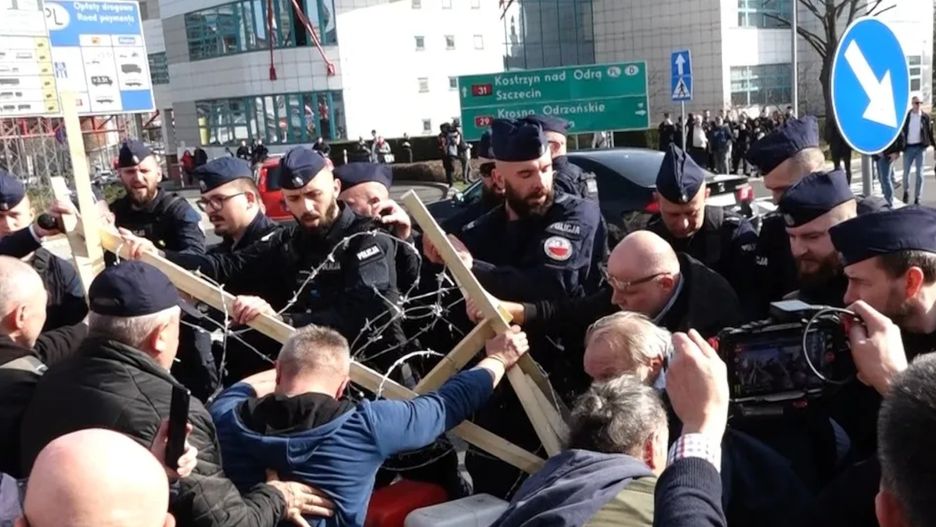 Przepychanki z policją i zasieki na granicy. 