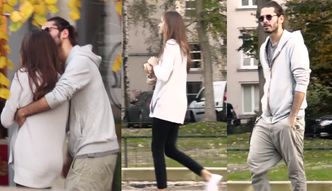 Zakochany Radzimir Dębski całuje dziewczynę na ulicy