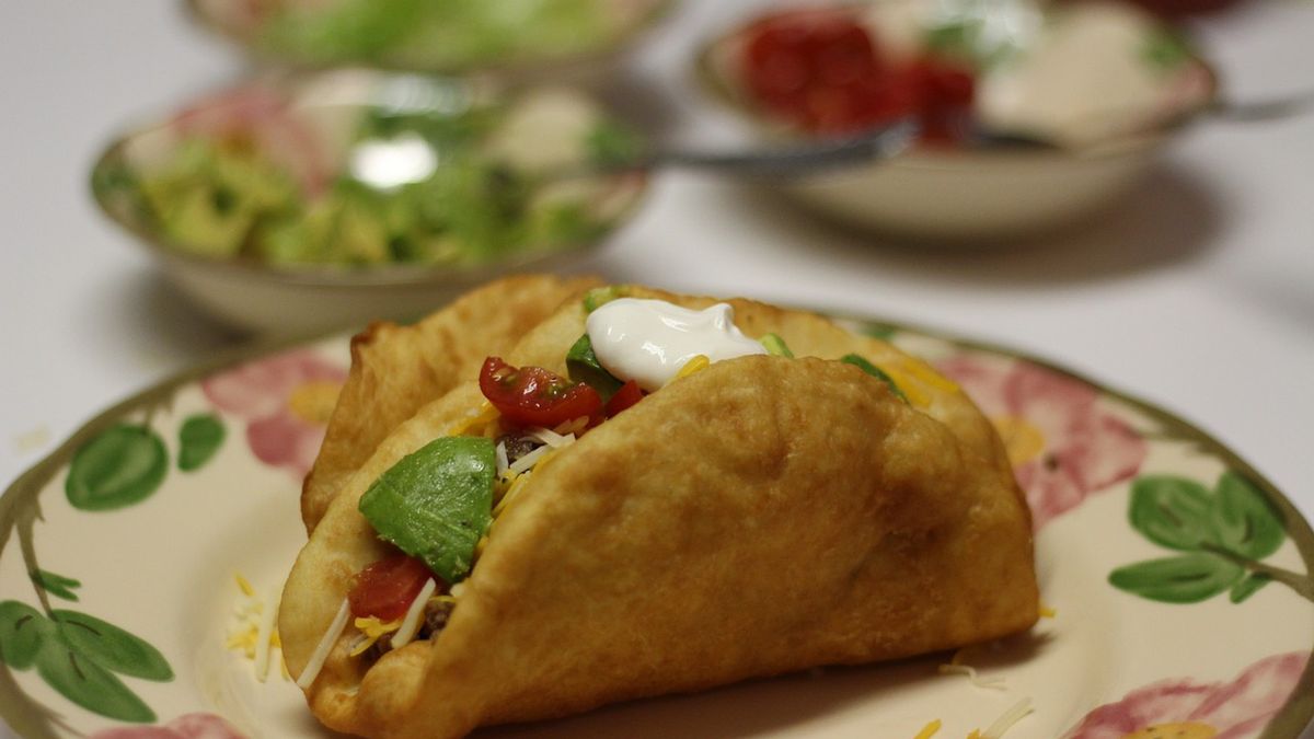 Taco z mieloną wołowiną, serem i sałatą (miękkie)