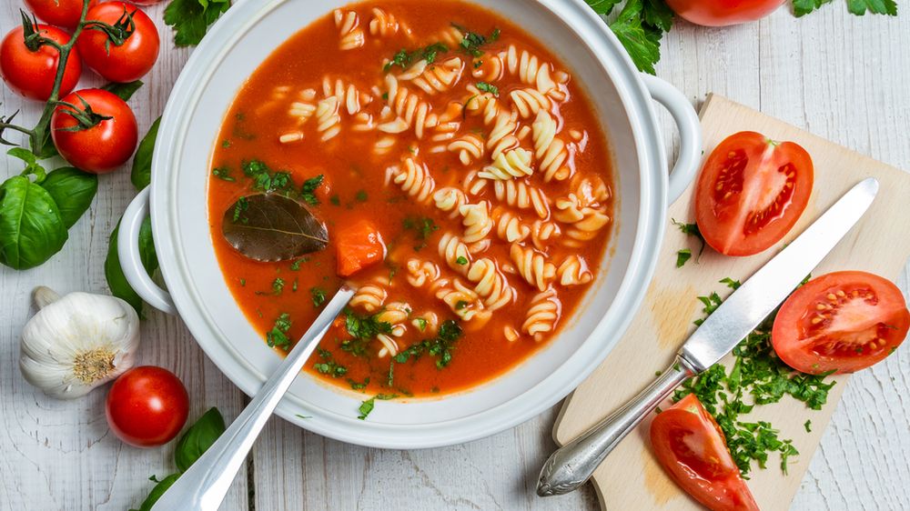 Zagęszczona zupa pomidorowa na wołowinie z makaronem (do kupienia gotowa do spożycia)